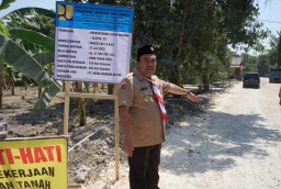 Bupati Arief Rohman mengecek ruas jalan di Blora Selatan yang merupakan jalan kabupaten penghubung dua kecamatan dibangun oleh Kementerian PUPR RI. (Memanggil.co/ist)
