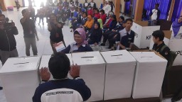 Penyandang disabilitas di Temanggung, Jawa Tengah mengikuti simulasi pencoblosan surat suara. (Memanggil.co/Ist)