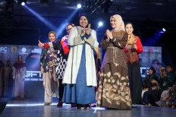 Ketua Dekranasda Jateng, Atikoh Ganjar Pranowo menghadiri Semarang Fashion Trend (SFT) di Fashion Hall BBVP Semarang. (memanggil.co/ist)