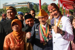 Gubernur Ganjar dan Wagub Taj Yasin menemui masyarakat Jawa Tengah memohon maaf selama memimpin provinsi ini. (memanggil.co/ist)