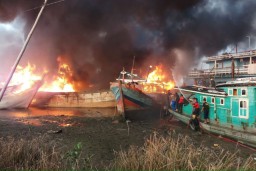 Sejumlah kapal yang berlabuh di muara Sungai Silugonggo Juwana, Pati terbakar pada September 2018. (Memanggil.co/Ist)