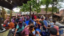 Warga Kabupaten Pati antri mendapatkan air bersih akibat kekeringan. (memanggil.co)