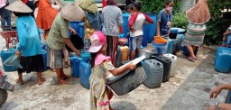 Warga di Kecamatan Jaken bergiliran menunggu bantuan air bersih dari BPBD Pati. (Memanggil.co/Ist)