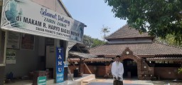 Mbah Slamet juru kuncen makam Sunan Prawoto yang berada diperbukitan Desa Prawoto, Kecamatan Sukolilo Pati. (memanggil.co/ist)