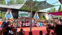 Ratusan kepala sekolah foto bersama usai menerima penghargaan Sekolah Adiwiyata tingkat Jateng 2023. (Memanggil.co/Ist)