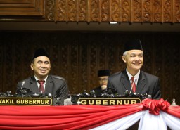 Ganjar dan Taj Yasin mendengarkan Pidato Kenegaraan Presiden RI dalam rapat paripurna bersama DPRD Jawa Tengah. (memanggil.co/ist)