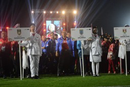 Pj Wali Kota Salatiga Sinoeng N Rachmadi memimpin defile Kontingen Porprov XVI Jawa Tengah, di Stadion Joyo Kusumo Pati. (Memanggil.co/Ist)