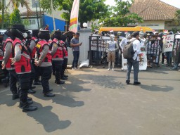 Massa menyuarakan dugaan ketidakberesan proyek pengadaan barang dan jasa DKK Kudus. (Memanggil.co/Ist)