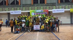 Wakil Ketua DPRD Blora, Siswanto dengan club bola voli Jati Mustika Blora. (Memanggil.co/Ist)