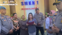 Momen tiktoker @luluk.nuril ketika meminta maaf ke publik karena usai melakukan perundungan terhadap salah satu siswi SMKN 1 Probolinggo saat magang. (Memanggil.co/IG @luluknurilreal)