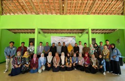 Peserta FGD yang didominasi para mahasiswa KKN IAIN Kudus foto bersama narasumber. (Memanggil.co/Teguh Arianto)