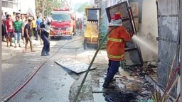 Petugas Damkar ketika menjinakkan si jago merah di lokasi kejadian. 
