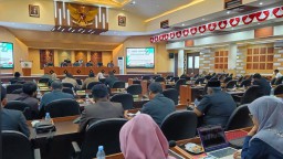 Wabup Tuban H. Riyadi, terlihat tidak hadir dalam sidang paripurna DPRD setempat. 