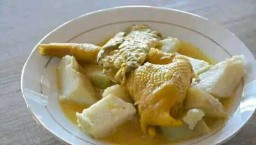 Lontong Tuyuhan, salah satu kuliner khas asli Kabupaten Rembang, Jawa Tengah. (Memanggil.co/ Rinduwan)