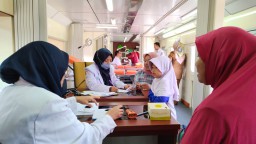 Sejumlah masyarakat saat mendapatkan pelayanan kesehatan di ralam Rail Clinic (Memanggil.co/Ist)
