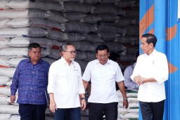 Presiden Jokowi dan Mendag Zulkifli Hasan cek stok beras. Foto: dok. Zulkifli Hasan