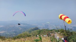 
Para pilot Paralayang dimanjakan pemandangan alam Waduk Jatigede hingga landing di pusat pemerintahan Sumedang. (Memanggil.co/Istimewa)
