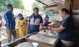 Kepala Disperindag Garut, Ridwan Efendi saat mengecek harga di kios pedagang beras di Pasar Guntur. (Memanggil.co/Wildan Fadilah)