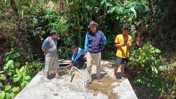 Tim MDMC Rembang mengirimkan pasokan air bersih ke Desa Pomahan, Kecamatan Sulang. (memanggil.co/masfuad edy santoso)
