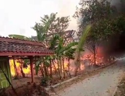 Kebakaran hebat yang terjadi di Desa Balongsari, Kecamatan Banjarejo, Kabupaten Blora Jawa Tengah. (Memanggil.co/Teguh Arianto)