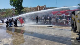 Simusilasi Simpamkota jelang Pemilu 2024 digelar di Alun-alun Sumedang, melibatkan aparat gabungan. (Memanggil.co/Husni Nursyaf)