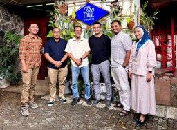 Rifa Siti Muthia (kanan) dan Damar Jati, pelaku bisnis dan Business Coach APINDO DPK Garut saat bersilaturahmi dengan para pelaku usaha.(Memanggil.co/Wildan Fadilah)