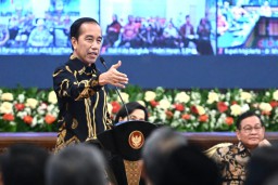 Presiden Jokowi saat memberikan arahan dalam agenda Rakornas Pengendalian Inflasi Tahun 2023 di Istana Negara. (Foto BPMI Setpres RI)