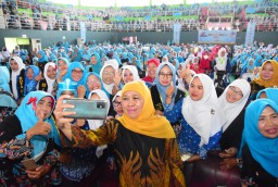 Gubernur Jawa Timur Khofifah Indar Parawansa saat foto selfie bersama dengan para guru. (Memanggil.co/Khusni Mubarok) 