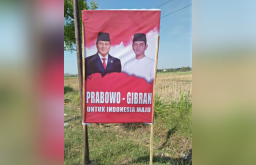 Baliho Parobowo Subianto-Gibran Rakabuming Raka yang terpasang di sejumlah tempat di Kabupaten Rembang, dalam beberapa hari ini. (Memanggil.co/Rinduwan)