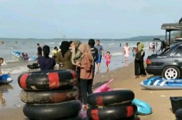 Pantai Caruban lokasinya berada di Desa Caruban Kecamatan Lasem atau berada di sebelah timur berjarak 8 kilometer dari Kota Rembang Jawa Tengah.(Foto Memanggil.co/Rinduwan)