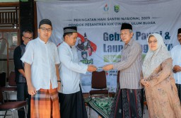 Ahmad Adirin secara simbolis menyerahkan buku Ngaji Bareng Abah Yai Muharror Ali. (Memanggil.co/Ist)