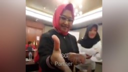 Video Wabup Blora Tri Yuli, viral ketika bagi-bagi uang dalam rapat partai. (Foto tangkap layar)