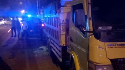 Dump truk di lokasi kejadian usai ditabrak motor pelajar.