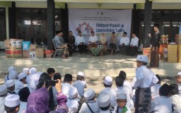 Launching buku ‘Ngaji Bareng Abah Yai Muharror Ali’ karya Ahmad Adirin yang bertepatan dengan Hari Santri Nasional (HSN) pada 22 Oktober 2023 di halaman Pondok Pesantren (Ponpes) Khozinatul Ulum Blora (Memanggil.co/Ist)
