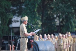 Ikrar netralitas ASN yang dipimpin Sekretaris Daerah Jateng, Sumarno, diikuti seluruh ASN yang mengikuti apel pagi di halaman Kantor Gubernur Jateng. (memanggil.co)