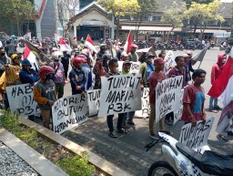 Proses rekrutmen PPPK di lingkup Pemkab Pati memicu aksi protes masyarakat. (Memanggil.co))