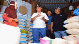 Pj Bupati Kudus Bergas Catursasi Penanggungan melakukan sidak untuki memantau harga beras di Pasar Bitingan Kudus. (Memanggil.co)