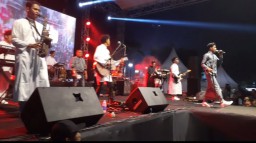 Konser musik bertema Musik Muda Bikin Bangga di Alun-alun Simpang Tujuh Kudus berlangsung meriah, Minggu malam (29/10/2023). (memanggil.co)

 