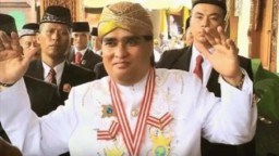 
Dimas Kanjeng Taat Pribadi tersangka kejahatan pengganda uang. (Foto: Istimewa)
