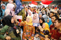 Momen Gubernur Jawa Timur, Khofifah Indar Parawansa foto selfie bareng para guru di puncak peringatan Hari Guru Nasional. (Memanggil.co/Khusni Mubarok) 