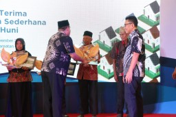 Bupati Blora Arief Rohman bersama Deputi GM Community Development PT. Djarum, Achmad Budi Harto menyerahkan bantuan bedah rumah kepada warga di pendopo Kecamatan Cepu. (memanggil/hms)