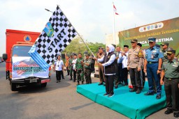 Sebanyak 81 truk penuh dengan bantuan kemanusiaan yang diberangkatkan Gubernur Khofifah bersama jajaran Forkopimda Jatim. (Memanggil.co/ist) 