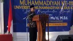 Sekum PP Muhammadiyah, Prof. Dr Abdul Mu’ti berceramah dalam Milad Muhammadiyah ke 111 dan Milad Universitas Muhammadiyah Kudus di Crystal Building UMKU Kudus. (memanggil.co/ist)
