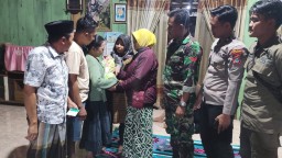 Kondisi bayi yang di temukan di teras Musala dirawat salah satu warga.
