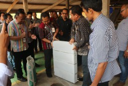 Perusahaaan Umum Daerah (Perumda) Aneka Usaha Kabupaten Jepara kini mempunyai usaha baru. Yakni, memptoduksi paving block dan batako. (memanggil.co/hms)