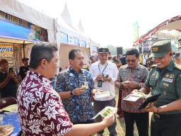 Sekda Jepara Edy Sujatmiko, pada pembukaan gerakan pangan murah (GPM) di Lapangan Desa Demangan, Kecamatan Tahunan. (Memanggil.co/hms)