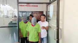 Kedua pelaku ketika digelandang ke Mapolres Tuban. (Memanggil.co/Ist) 