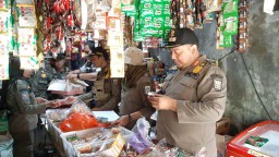 Razia oleh petugas gabungan dari Kantor Bea Cukai Kudus dan Satpol PP Rembang, di Desa Pandangan Wetan dan Plawangan, Kecamatan Kragan. (memanggil.co/hms)