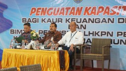 Sekretaris Daerah Kabupaten Jepara Edy Sujatmiko memberikan paparan kepada 184 bendahara desa menjelang penerapan transaksi nontunai, di Ono Joglo Resort, Bandengan. (memanggil/hms)