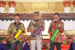 Sekda Sumarno dan perwakilan pejabat OJK saat membuka Wayang Edukasi Peringatan HUT ke-12 OJK, di Kantor OJK Regional Jateng. (memanggil.co/hms)